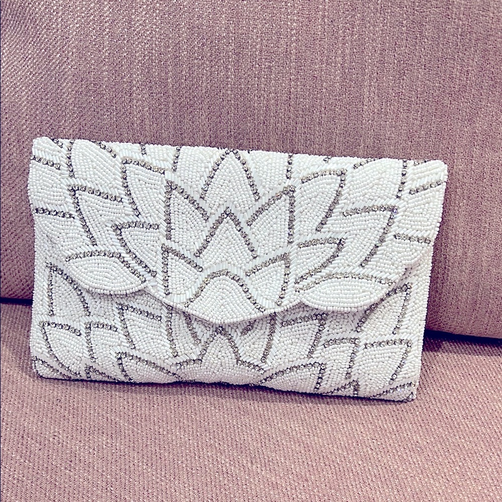 🤍NWT Elegant White Fully Beaded Clutch